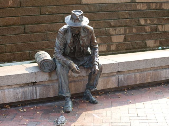 800px-Statue_of_hobo_at_Underground_Atlanta